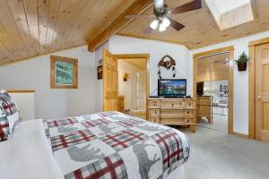 une chambre avec un lit et une télévision à écran plat dans l'établissement Bugle Pointe A09 by Estes Park Condos, à Estes Park