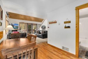 une cuisine et un salon avec une table et des chaises dans l'établissement Bugle Pointe A09 by Estes Park Condos, à Estes Park