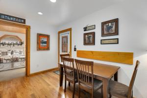 une salle à manger avec une table et des chaises en bois dans l'établissement Bugle Pointe A09 by Estes Park Condos, à Estes Park 17 autres photos