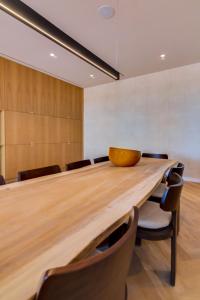 una sala de conferencias con una gran mesa de madera y sillas en Falésia Hotel - Adults Only en Albufeira