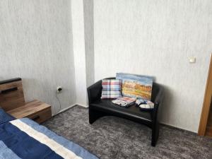 un sofá negro en una esquina de una habitación en Wohnung in der Innenstadt Neubrandenburg en Nuevo Brandeburgo