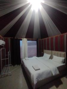 um quarto com uma cama grande numa tenda em Waid Rum Jordan Jordan em Wadi Rum