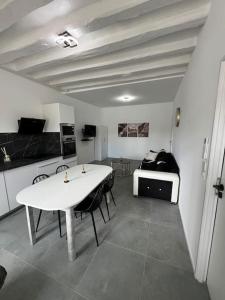 Μια τηλεόραση ή/και κέντρο ψυχαγωγίας στο Maison moderne proche zoo Beauval