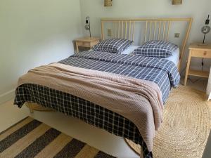 Ένα ή περισσότερα κρεβάτια σε δωμάτιο στο logement avec accès piscine +11 φωτογραφίες