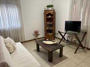 sala de estar con sofá y TV en Mendoza C&D en Godoy Cruz
