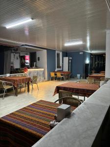 uma grande sala com mesas e cadeiras e uma cozinha em Paradise Boutique hotel em Pamukkale