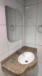 un bancone del bagno con lavandino e specchio di BRISAS DO MAR HOTEL a Valença