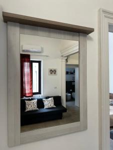 een spiegelbeeld van een bank in de woonkamer bij Casa Betulla di Palazzo Biondi in Giarre