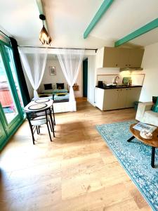 Кухня або міні-кухня у Cozy Ibiza style beach house with jacuzzi & private garden near Amsterdam