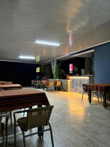 Paradise Boutique hotel في باموكالي: مطعم بطاولات وكراسي وبار