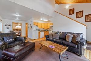un salon avec deux canapés en cuir et une table dans l'établissement Bugle Pointe B11 by Estes Park Condos, à Estes Park