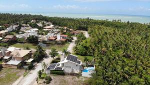 uma vista aérea de uma casa com painéis solares em Villa Giuliano no Hibiscus Beach Clube Ipioca Maceio em Maceió