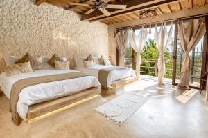 Postel nebo postele na pokoji v ubytování AWA Holbox Hotel Boutique - Beach Front