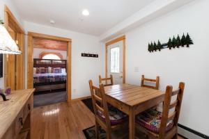 Un comedor con mesa y sillas de madera. en Bugle Pointe B15 by Estes Park Condos, en Estes Park