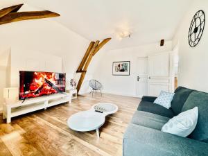 Et tv og/eller underholdning på Villa Sénone - By BEST KEYS - Maison Familiale - Idéal Vacances ou Séjour Professionnel & Télétravail - Jardin & Véranda - 5 Chambres - Véranda & Bureau Séparé - Proche Centre & Commerces - Parking Facile & Gratuit