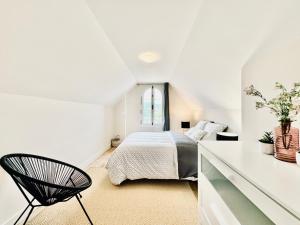 En eller flere senge i et værelse på Villa Sénone - By BEST KEYS - Maison Familiale - Idéal Vacances ou Séjour Professionnel & Télétravail - Jardin & Véranda - 5 Chambres - Véranda & Bureau Séparé - Proche Centre & Commerces - Parking Facile & Gratuit