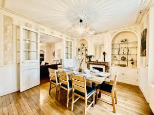 Køkken eller tekøkken på Villa Sénone - By BEST KEYS - Maison Familiale - Idéal Vacances ou Séjour Professionnel & Télétravail - Jardin & Véranda - 5 Chambres - Véranda & Bureau Séparé - Proche Centre & Commerces - Parking Facile & Gratuit