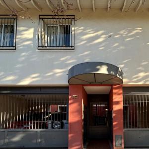 un edificio con una puerta roja delante de él en Mendoza C&D en Godoy Cruz