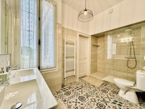 Et badeværelse på Villa Sénone - By BEST KEYS - Maison Familiale - Idéal Vacances ou Séjour Professionnel & Télétravail - Jardin & Véranda - 5 Chambres - Véranda & Bureau Séparé - Proche Centre & Commerces - Parking Facile & Gratuit + 16 billeder