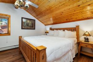 Postel nebo postele na pokoji v ubytování Bugle Pointe B21 by Estes Park Condos