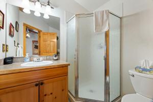 Koupelna v ubytování Bugle Pointe B21 by Estes Park Condos