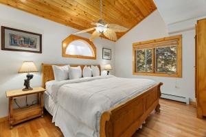 Postel nebo postele na pokoji v ubytování Bugle Pointe B21 by Estes Park Condos