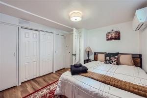 een slaapkamer met een groot wit bed in een kamer bij Ranch-Style Home Retreat Walk to Light Rail in Denver