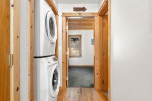 une laveuse et une sécheuse dans une petite maison dans l'établissement Creekside Condos D by Estes Park Condos, à Estes Park