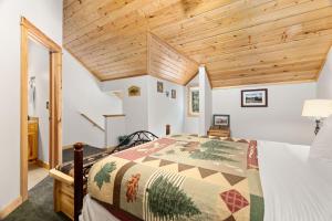 une chambre avec un lit et un plafond en bois dans l'établissement Creekside Condos D by Estes Park Condos, à Estes Park 8 autres photos