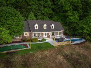 Πισίνα στο ή κοντά στο Massive Asheville Compound A Memorable Experience