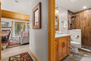 une salle de bain avec toilettes, lavabo et miroir dans l'établissement Creekside Condos H by Estes Park Condos, à Estes Park 25 autres photos