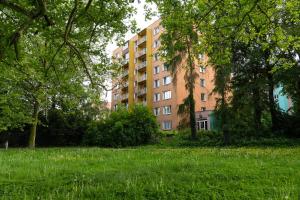 Un jardín fuera de Moderní byt s přímým vstupem do parku v centru Ostravy