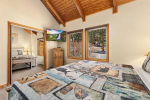 Un dormitorio con una cama grande y una ventana. en Creekside Suites 03 by Estes Park Condos, en Estes Park