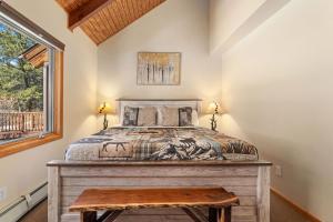 un dormitorio con una cama y una ventana en Creekside Suites 03 by Estes Park Condos, en Estes Park