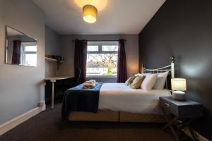una camera da letto con un gatto steso sopra di 4 bedrooms house for working Professionals a Southampton