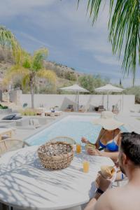 Baseinas apgyvendinimo įstaigoje Nafplio Blue Topaz poolside villa arba netoliese