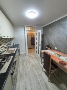 uma cozinha com uma mesa e uma bancada em Apartament Tecuci lux em Tecuci