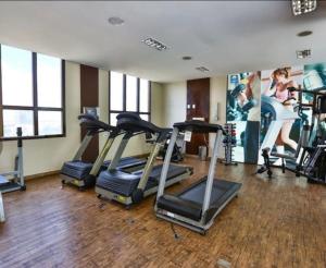 a gym with several exercise bikes in a room at Apartamento no Comfot hotel in Brasilia