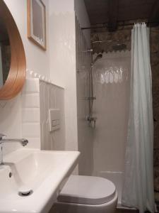 y baño con lavabo, aseo y ducha. en ZlatAir Twins en Nova Varoš