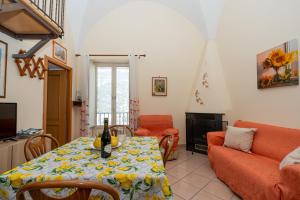 sala de estar con mesa y sofá en Casa Maria Vittoria en Minori