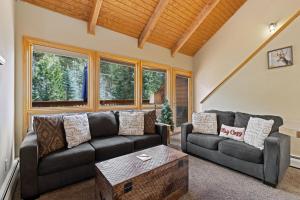 Ruang duduk di Creekside Suites 04 by Estes Park Condos