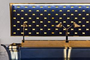 Una cama azul y dorada con estrellas doradas. en Fontainebleau Las Vegas, en Las Vegas