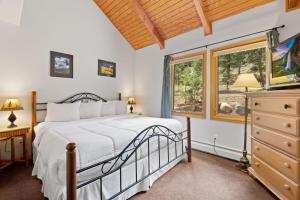 Postel nebo postele na pokoji v ubytování Creekside Suites 10 by Estes Park Condos