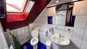 een badkamer met een toilet en een wastafel bij Valea Albă View - SELF CHECK-IN in Buşteni