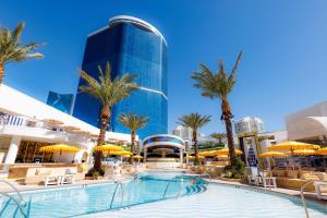 Der Swimmingpool an oder in der Nähe von Fontainebleau Las Vegas