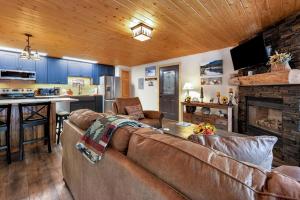 Η κουζίνα ή μικρή κουζίνα στο Creekside Suites 12 by Estes Park Condos +17 φωτογραφίες