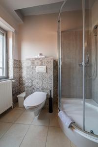 e bagno con servizi igienici, doccia e lavandino. di BLAHA ROOMS a Balatonfüred