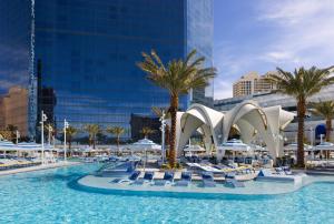 Der Swimmingpool an oder in der Nähe von Fontainebleau Las Vegas
