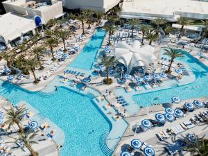 Der Swimmingpool an oder in der Nähe von Fontainebleau Las Vegas