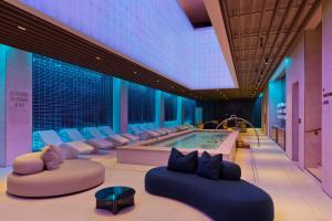 Der Swimmingpool an oder in der Nähe von Fontainebleau Las Vegas